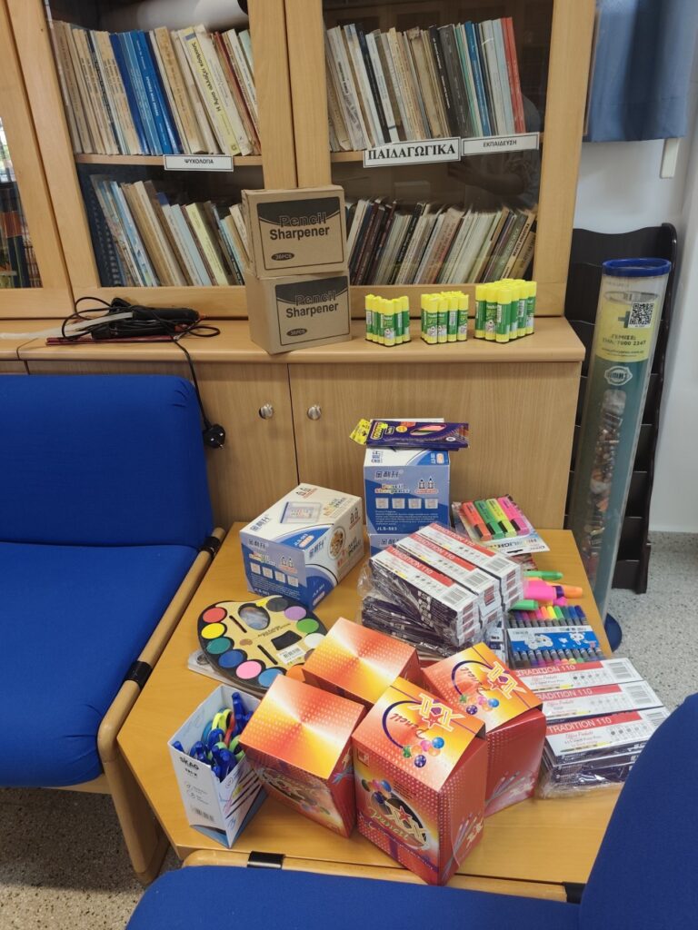 Παράδοση σχολικών σε δημοτικό της Λεμεσού